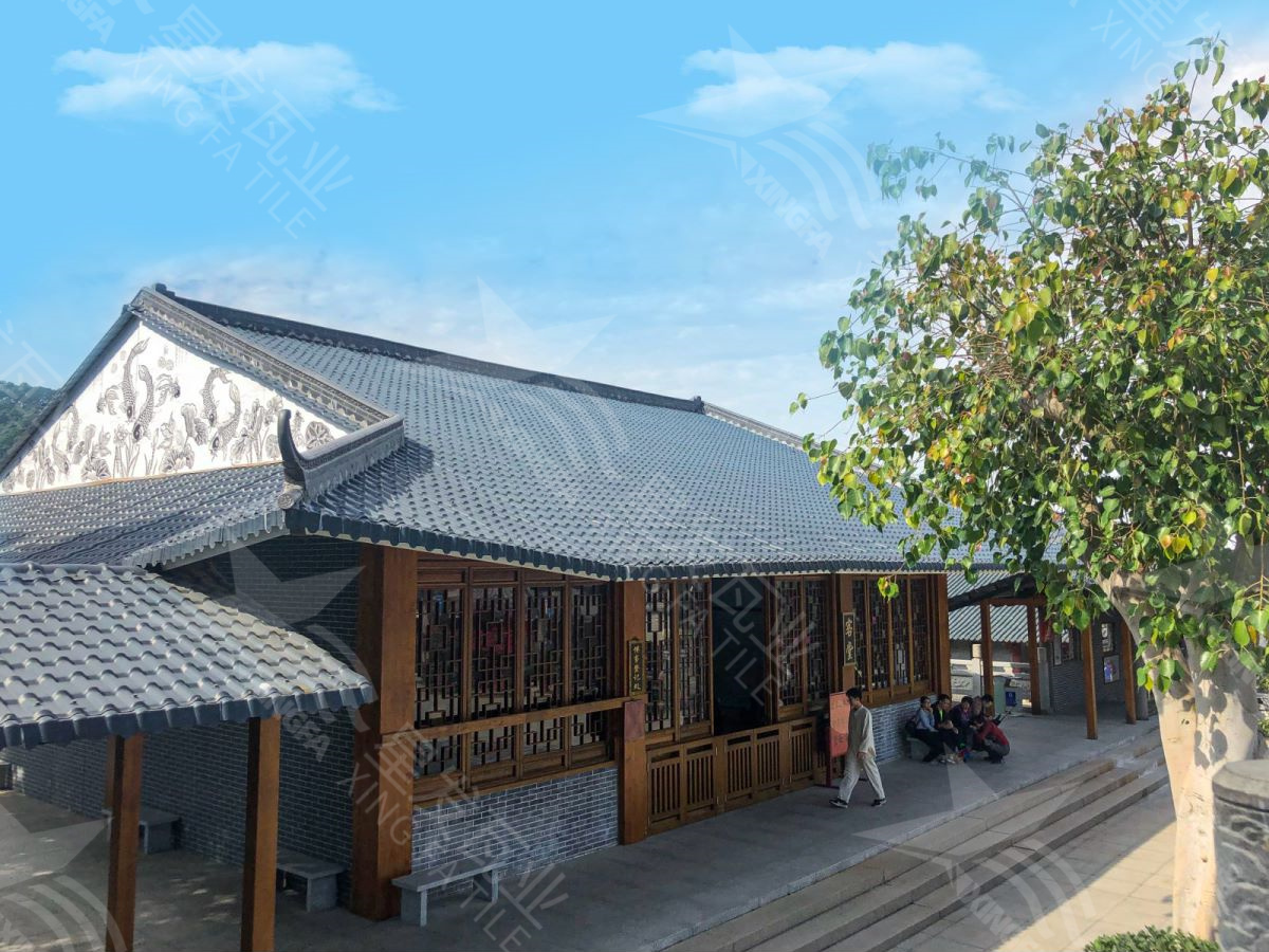 四合院別墅裝飾采光琉璃瓦 隔熱防水堅(jiān)韌紅色樹(shù)脂防腐瓦 常州仿古建筑樹(shù)脂瓦廠(chǎng)家生產(chǎn)制造